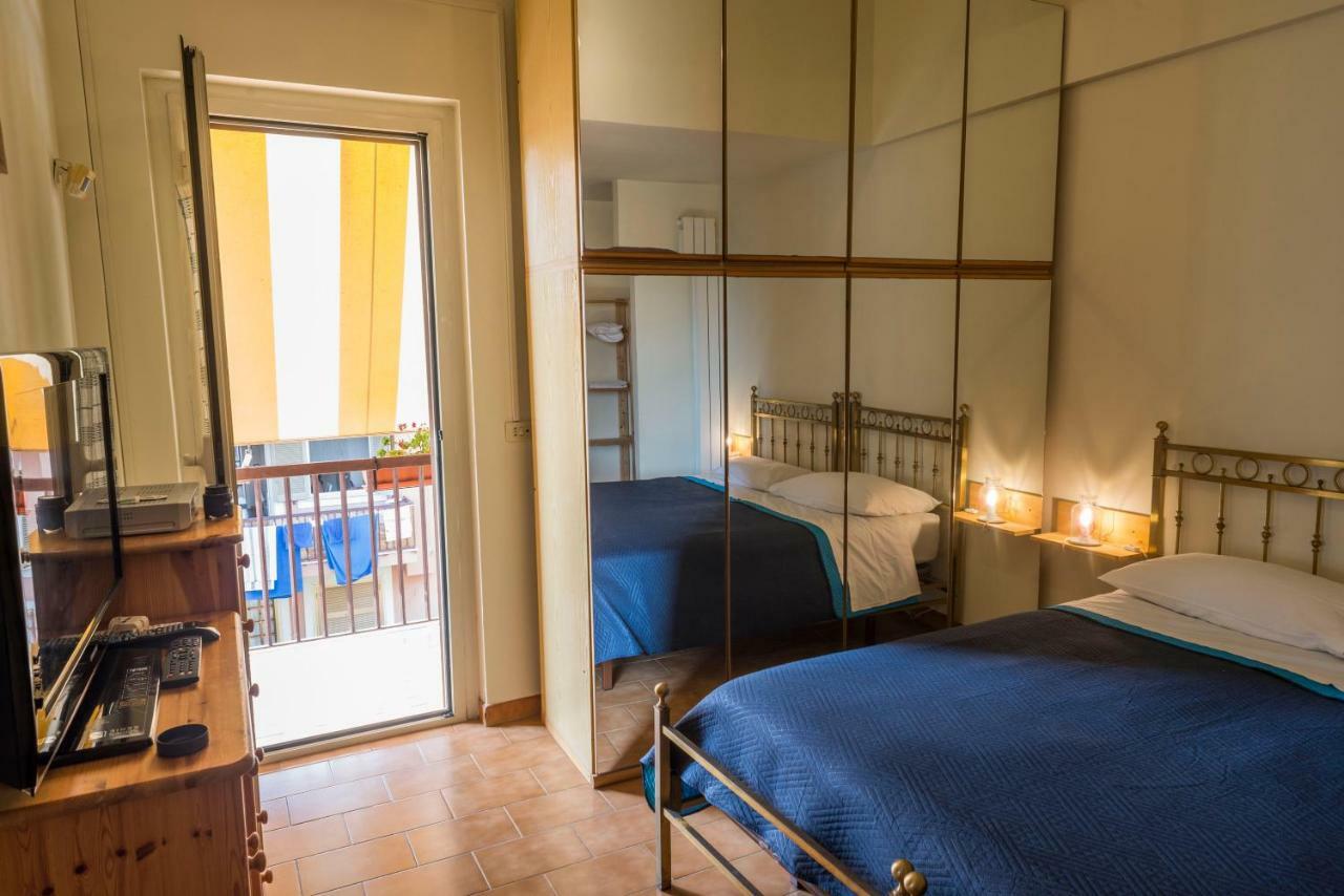 Bed & Breakfast Hotel California Terracina Bagian luar foto